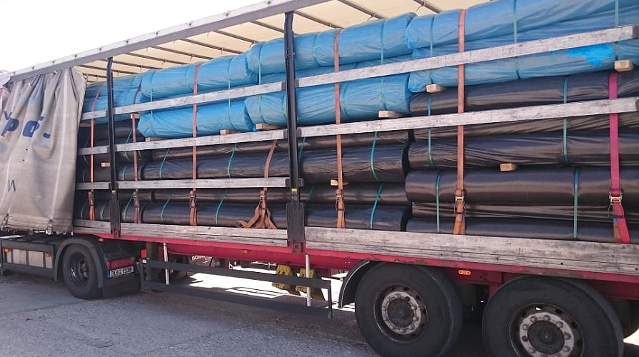 A geotextília szállítása és telepítése: mire figyeljünk a helyszíni kezelés során